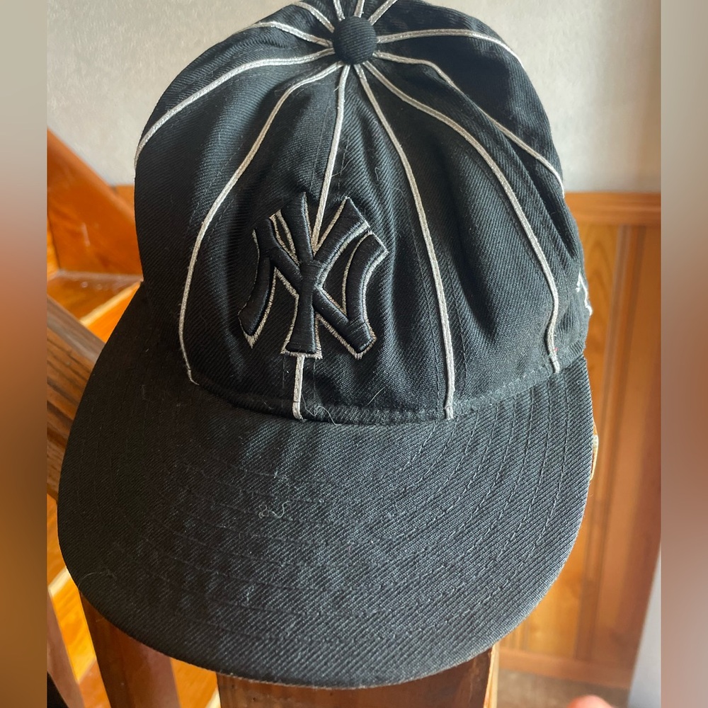 Vintage New Era Yankees Black Cap with White Stripes, Size 7 5/8 60.6 cm MLB